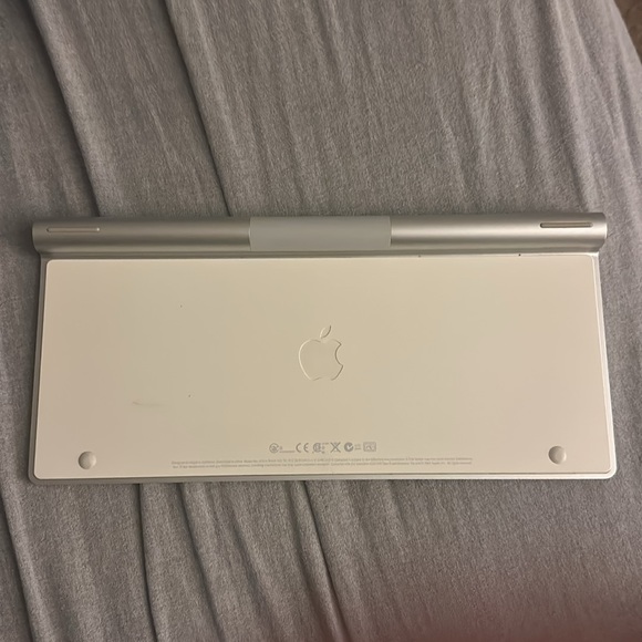 Wireless bluetooth genuine apple keyboard! - Picture 2 of 8